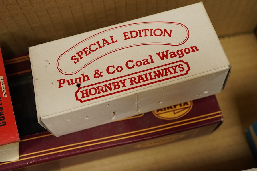 A quantity of 00 gauge model railway by Tri-ang, Mainline, Dapol, Bachmann, GMR, Hornby Dublo, etc. including; a Tri-ang American outline Davy Crockett train set (RS.37), nine steam and diesel locomotives, together with